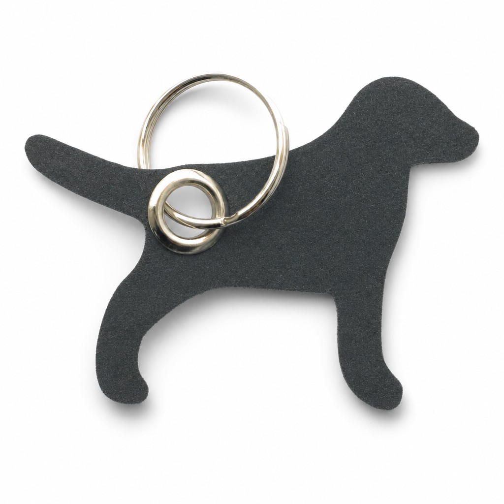 Filz-Schlüsselanhänger Hund in Grau mit Metallöse und Schlüsselring – Werbeartikel aus 3 mm Filz (mit KI bearbeitetes Bild)