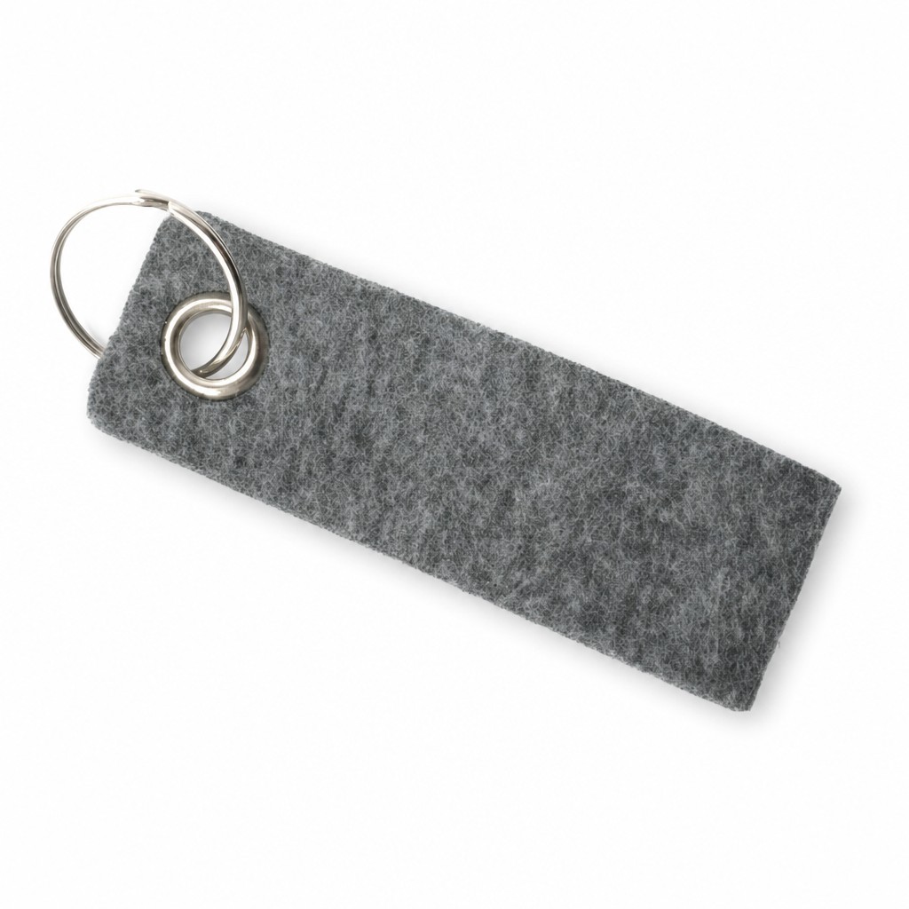 Filz-Schlüsselanhänger Schlaufe 90 × 30 mm in Mittelgrau-meliert mit Metallöse und Schlüsselring – Werbeartikel aus 3 mm Filz (mit KI bearbeitetes Bild)